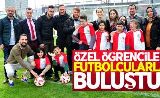 Özel öğrenciler futbolcularla buluştu