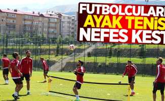 Futbolcuların ayak tenisi nefes kesti