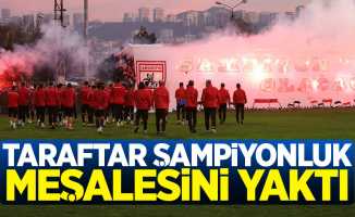 Samsunspor taraftarı şampiyonluk meşalesini yaktı