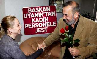 Başkan Uyanık'tan  kadın personele jest