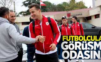 Futbolcular görüşme odasına 