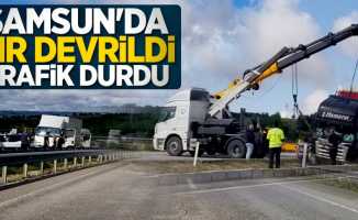 Samsun'da tır devrildi trafik durdu