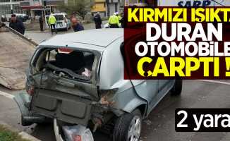 Kırmızı ışıkta duran otomobile çarptı ! 2 yaralı