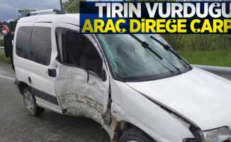 Samsun'da tırın vurduğu araç direğe çarptı