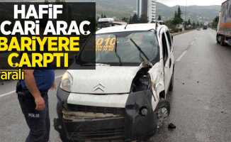 Hafif ticari araç bariyere çarptı: 1 yaralı