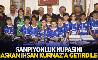 Şampiyonluk kupasını Başkan İhsan Kurnaz'a getirdiler