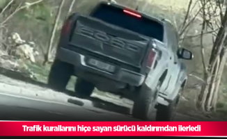 Trafik kurallarını hiçe sayan sürücü kaldırımdan ilerledi