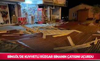 Bingöl’de kuvvetli rüzgar binanın çatısını uçurdu