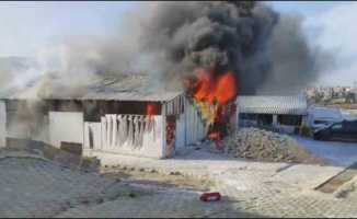 Hatay’da korkutan yangın: Prefabrik evler alevlere teslim oldu