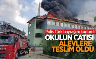 Okulun çatısı alevlere teslim oldu: Polis Türk bayrağını kurtardı!
