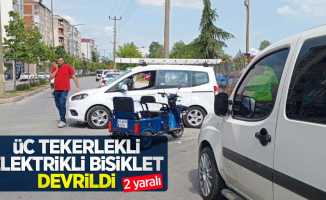 Üç tekerlekli elektrikli bisiklet devrildi: 2 yaralı