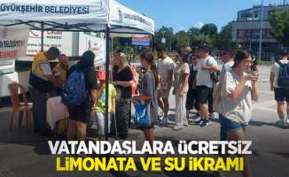 Vatandaşlara ücretsiz limonata ve su ikramı