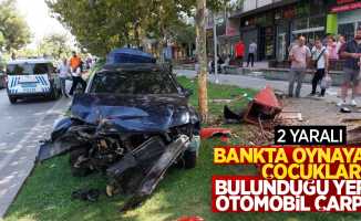 Bankta oynayan çocukların bulunduğu yere otomobil çarptı: 2 yaralı