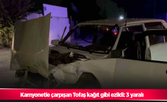 Kamyonetle çarpışan Tofaş kağıt gibi ezildi: 3 yaralı