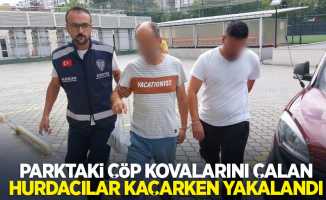 Parktaki çöp kovalarını çalan hurdacılar kaçarken yakalandı