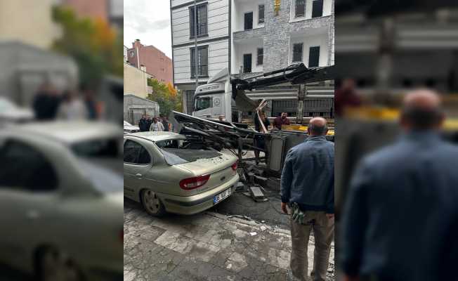 İnşaata Forklift tuğlaları taşırken otomobilin üzerine devrildi