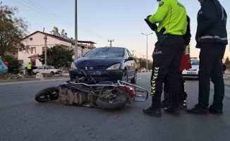 Otomobille çarpışan elektrikli bisiklet sürücüsü gencin ayağı kırıldı