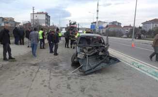 Aydınlatma direğine çarpan Fiat Tofaş hurdaya döndü: 2 yaralı