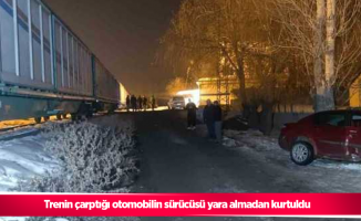 Trenin çarptığı otomobilin sürücüsü yara almadan kurtuldu