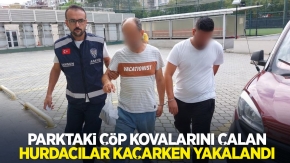 Parktaki çöp kovalarını çalan hurdacılar kaçarken yakalandı