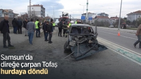 Samsun'da direğe çarpan Tofaş hurdaya döndü: 2 yaralı